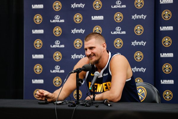 Jokic nói với Cameron Johnson: