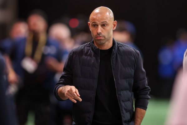 Suarez bị treo giò! Mascherano