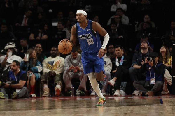 Thật đáng tiếc! Brandon Williams thực hiện một pha cản phá nhưng lại bước lên vạch trước. Khoảng cách điểm vẫn là 5 điểm.