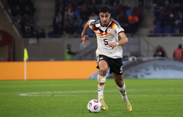 Ở Nhà Một Mình! Pavlovic 21 tuổi là trụ cột ở hàng tiền vệ tuyển Đức và được định giá 55 triệu bảng, là ngôi sao tương lai của Bayern.