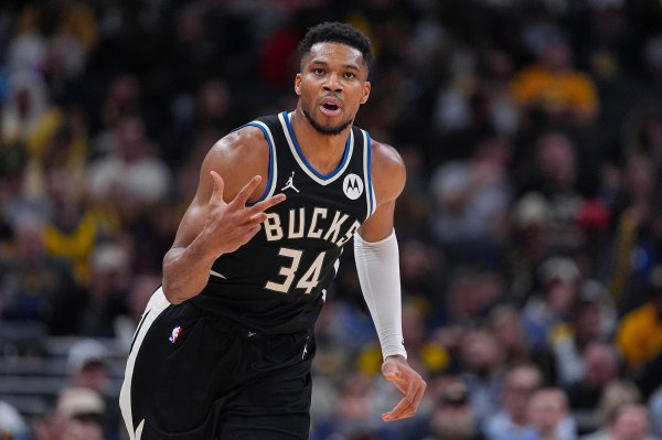 Đừng gặp rắc rối! Antetokounmp