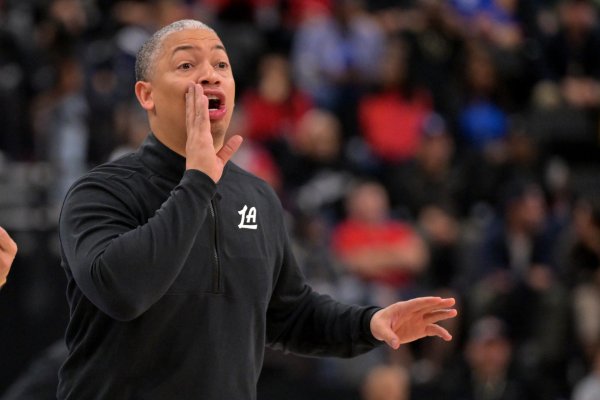 Nó lại chìm xuống! Clippers thua với tỷ số đậm. Tyronn Lue thực hiện cú sút sớm và để thủng lưới & khi luân chuyển 12 người.